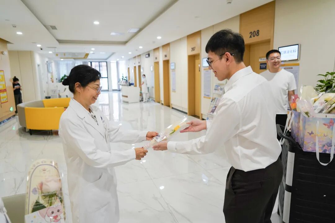 致敬“医”线微光·凝聚前行力量丨我院开展医师节暖心慰问活动 640 2c623aea