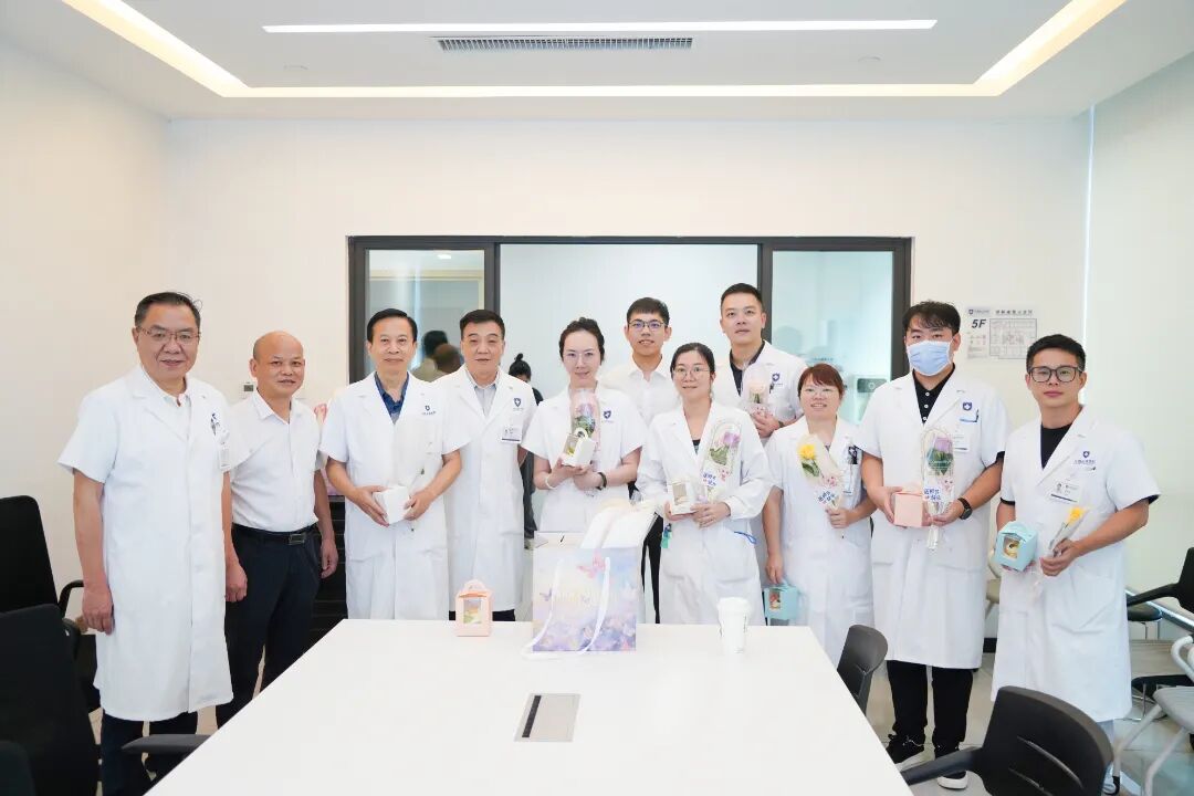 致敬“医”线微光·凝聚前行力量丨我院开展医师节暖心慰问活动 640 4d74fd3b