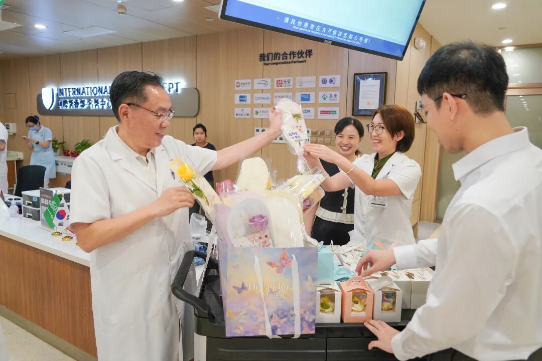 致敬“医”线微光·凝聚前行力量丨我院开展医师节暖心慰问活动 640 6671bc80