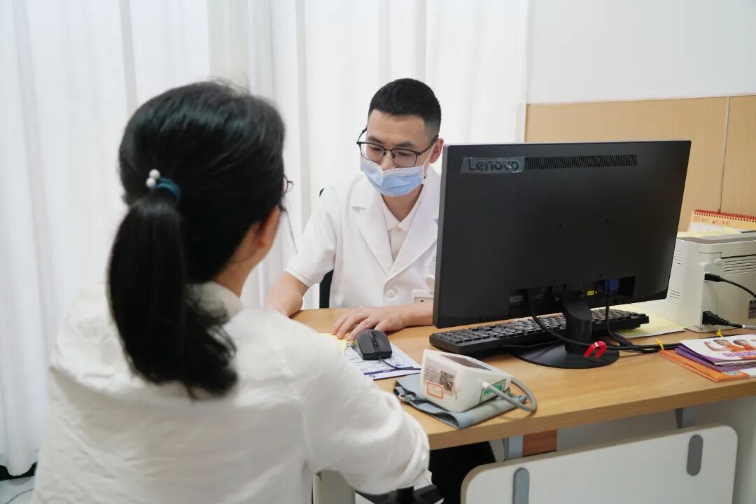 祝贺!我院急诊科郭杰医生获海珠区卫健局2026年医师节"海珠好医生" 称号 640 B7e8e3f4