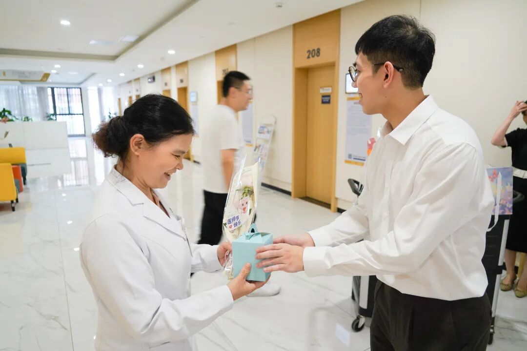 致敬“医”线微光·凝聚前行力量丨我院开展医师节暖心慰问活动 640 D07e498b